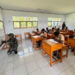 Cerdaskan Anak Bangsa, TNI Bantu Mengajar di Sekolah SMP N Kelila Distrik Kelila