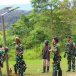 Gelap Dipatahkan, Harapan Dinyalakan: Pos Okpol Satgas Yonif 751/VJS Pasang Lampu Surya di Polsam–Kutdol