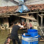 Peduli Korban Banjir, Calon Kades Lenggahsari Anton Muhamad Maulana Gelar Pengobatan Gratis dan Bagikan Nasi Siap Saji