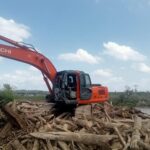 TNI dan Alat Berat Bersihkan Kayu Pascabanjir di Bukit Linteng