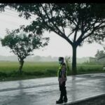 Dedikasi Personel Polsek Jrengik Tetap Atur Lalu Lintas di Tengah Hujan Deras