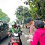 Brimob dan Bhayangkari Tebar Takjil Ramadan di Pasar Minggu