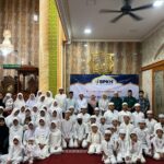 BPKH dan Yayasan Alimbas Salurkan Paket Ramadhan untuk Anak Yatim di Masjid Darul Mukhtar