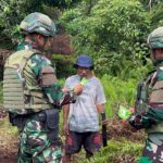 Ketahanan Pangan Berkelanjutan, Satgas Yonif 521/DY Bagikan Bibit Kepada Warga di Distrik Benawa