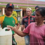 Bantu Atasi Kesulitan Warga Perbatasan, Pos Kotis Satgas Yonarmed 13/Nanggala Distribusikan 4.000 Liter Air Bersih Gratis di Desa Pesayah