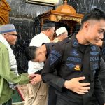 Brimob Polda Metro Jaya Salat Jumat Bersama Warga, Pererat Silaturahmi di Masjid Al Ihsan